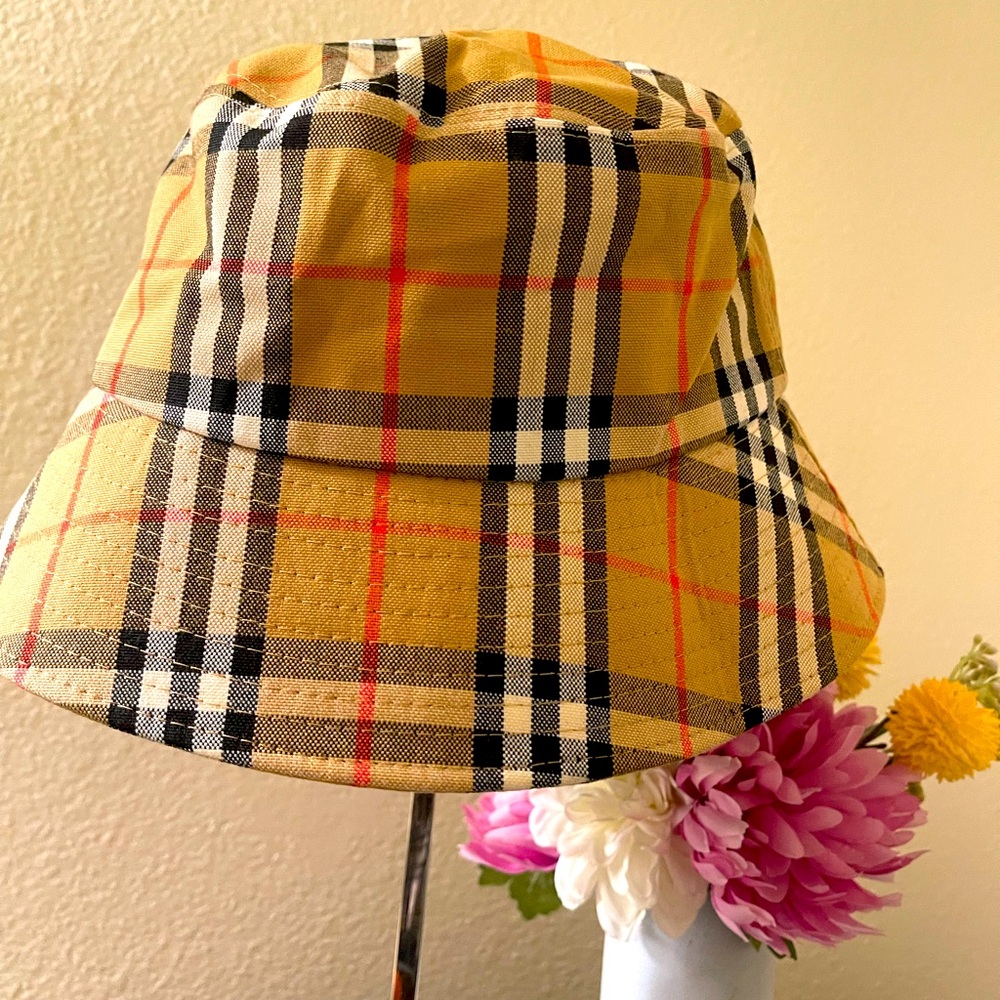 NWT Burberry Beige and Black Check Bucket  Hat